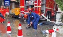 上海暴雨消防紧急排涝 居民生活逐步恢复正常