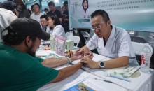 “烟火气”遇上“草药香”：中医药夜市掀起健康养生热