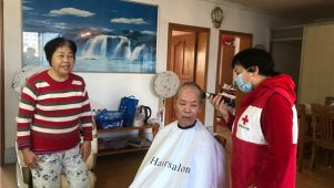 人民东社区红十字志愿者为辖区老人送关怀